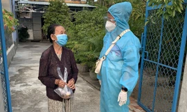 Chị Nguyễn Thị Bé Ba trao hộp cá yêu thương cho bà Nguyễn Thị Mai xã Hòa Trị (huyện Phú Hòa)- Ảnh Huyền Oanh