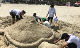 Hào hứng thi xây tượng cát trên công viên Biển Đông