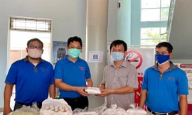 Bí thư Tỉnh Đoàn Phú Yên Phan Xuân Hạnh hỗ trợ cơm và nước uống cho y, bác sĩ Trung tâm kiểm soát bệnh tật Phú Yên - Ảnh: Huyền Oanh