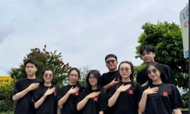 Thêu Việt Nam lên ngực 