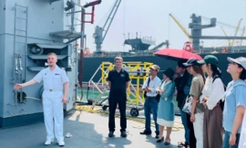 Học sinh, sinh viên tiếng Pháp tham quan tàu tuần dương Vendémiaire (Pháp) tại cảng Tiên Sa