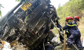 Phú Yên: Xe chở dưa hấu đâm vào vách núi, 4 người chết, 5 người bị thương