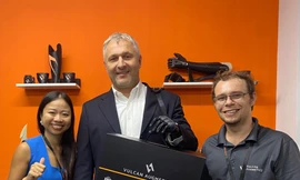 Cô gái đưa cánh tay robot Made in Vietnam vươn ra thế giới