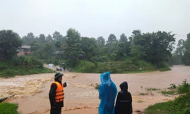 Biên phòng Quảng Trị chốt chặn tại nhiều điểm bị ngập sâu, ngăn người dân qua lại