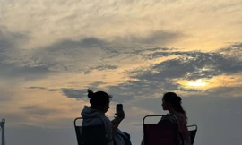 Ngắm hoàng hôn cực 'chill' dưới cây cầu ngăn chia sông biển ở Đà Nẵng