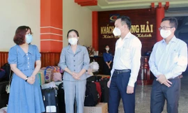 Ông Đào Mỹ, Phó chủ tịch UBND tỉnh (giữa) bày tỏ sự cảm ơn đoàn y tế tình nguyện Đà Nẵng-ảnh Huyền Oanh