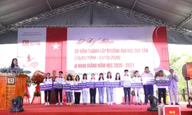 TS. Lê Nguyên Bảo - Hiệu trưởng DTU trao các Học bổng Toàn phần tại lễ Khai giảng