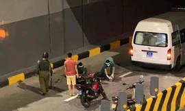 Người đàn ông đi xe máy văng xuống 'giếng trời' hầm chui tử vong