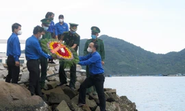 Tuổi trẻ Phú Yên thả vòng hoa tri ân các anh hùng liệt sĩ đã hy sinh tại bến tàu không số Vũng Rô - Ảnh Huyền Oanh 