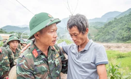 Bịn rịn những người lính chia tay Làng Nủ 