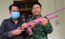 Người dân tự nguyện nộp súng có nòng dài gần 2 mét