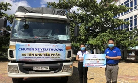 Đại diện Trung tâm công tác xã hội thanh thiếu niên VN trao nhu yếu phẩm thiết yếu cho Tỉnh Đoàn Phú Yên - Ảnh: Huyền Oanh 