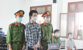 Bị cáo Phạm Kim Phê nghe tòa tuyên án - ảnh Văn Tài 