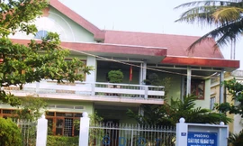 Giáo viên kiêm… bảo vệ