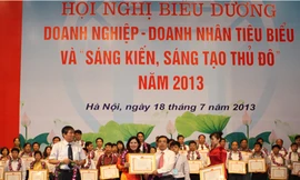 DS. Lê Thị Bình nhận bằng khen ‘Doanh nhân tiêu biểu Thủ đô’