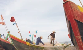 BĐKH, nước biển dâng ngày càng ảnh hưởng sinh kế của người dân. Ảnh: Xuân Trường