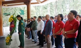 Thắp hương, tri ân các anh hùng liệt sỹ là hoạt động thường xuyên của TNG Holdings Việt Nam 