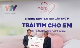 Ông Masahiko Hiramoto, Tổng giám đốc Công ty LIXIL Việt Nam (trái) trao biểu trưng cam kết tài trợ 1 tỷ đồng cho Chương trình