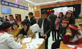 Các cán bộ công nhân viên đăng ký tham gia hiến máu