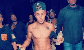 Justin Bieber lại tung ảnh khoe body và hình xăm