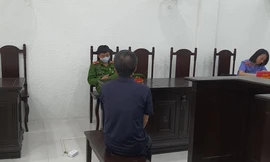 Đổ xăng, phóng hỏa tại cổng ủy ban phường vì không làm được sổ đỏ