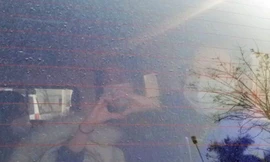 Các bệnh nhân nhiễm COVID - 19 tại nhà máy Poyun bắt đầu được chuyển tới Bệnh viện Đại học Kỹ thuật Y tế Hải Dương từ chiều 29/1. Trong ảnh, một bệnh nhân "bắn tim" trước ống kính phóng viên.