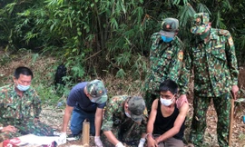 Bộ đội bắt giữ đối tượng cùng ma túy tang vật.