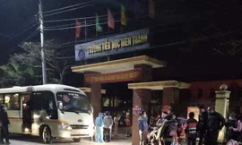 Học sinh lớp 4B tại trường Tiểu học Hiến Thành được đưa đi cách ly trong đêm.