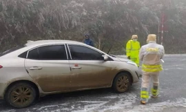 Lực lượng CSGT l.àm nhiệm vụ trên mặt đường xuất hiện băng tuyết. Ảnh: Cục CSGT.