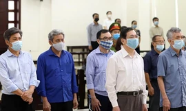 Ông Vũ Huy Hoàng và các bị cáo tại tòa. Ảnh TTXVN.