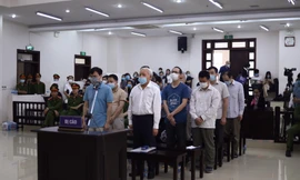 Các bị cáo nghe tòa tuyên án.