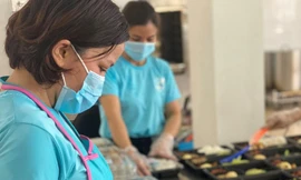 Phụ nữ huyện Quế võ chuẩn bị suất cơm cho người trong khu cách ly.