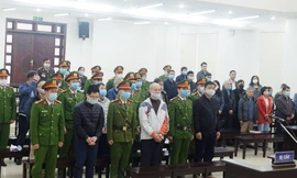 Toàn cảnh phiên toà