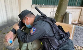Một chiến sĩ CSCĐ tranh thủ chợp mắt trước khi làm nhiệm vụ. Họ đã làm việc với cường độ cao trong hơn nửa tháng qua.