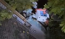 Cần cẩu được huy động để đưa bà Q đi cách ly.