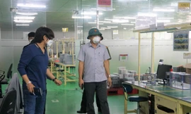 Đoàn công tác của Ban quản lý các Khu công nghiệp tỉnh Bắc Giang kiểm tra điều kiện hoạt động trở lại tại Cty EMW Việt Nam.