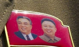 Huy hiệu đôi Kim Nhật Thành và Kim Jong Il của CHDCND Triều Tiên