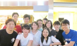 Quỳnh Anh (hàng đầu thứ nhất bên phải) và các sinh viên quốc tế