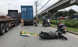 Tài xế container tẩu thoát sau khi lấn làn tông chết người