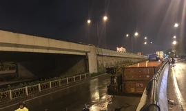  Xe container lật nhào khi ôm cua, người đi đường hoảng loạn