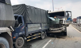 Tai nạn liên hoàn trên cầu vượt Thủ Đức, giao thông hỗn loạn