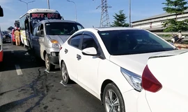 Tai nạn liên hoàn giữa 5 xe ô tô, cửa ngõ phía Tây TPHCM kẹt cứng 