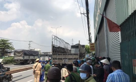 Xe máy dính chặt xe tải sau cú tông chí mạng, nam thanh niên tử vong