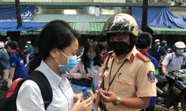 CSGT nhường áo mưa, đội mưa chở thí sinh đến trường