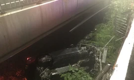 Ô tô sang bay khỏi cầu Sài Gòn 