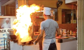 Tận thấy quán mì lửa độc nhất vô nhị ở Sài Gòn