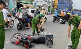 Tránh nắp cống, người đàn ông bị xe container kéo lê hàng chục mét