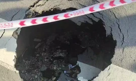 Xuất hiện hố ‘tử thần’ sâu hơn 2 mét ở trung tâm Sài Gòn 