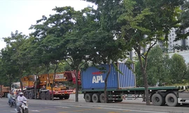 Nhiều tuyến đường ở Sài Gòn bị xe container chiếm dụng ngày đêm