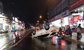 Tránh xe máy, ô tô tông dải phân cách rồi ‘ngửa bụng’ lên trời